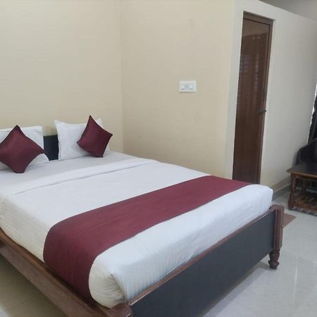 Vrs Residency Hotell Mysore Exteriör bild