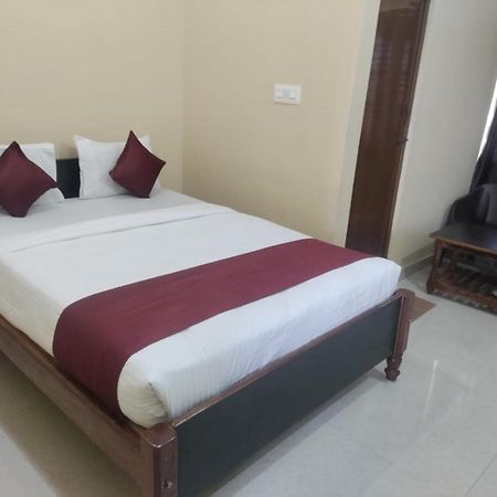 Vrs Residency Hotell Mysore Exteriör bild