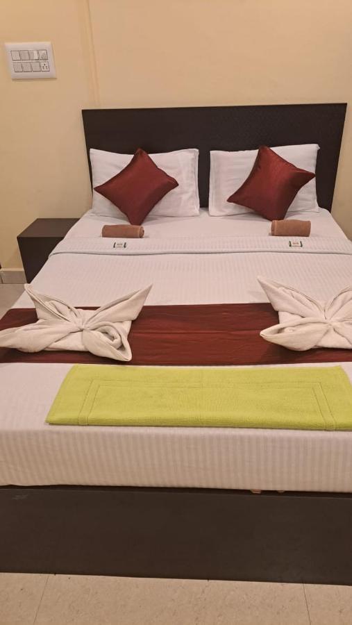 Vrs Residency Hotell Mysore Exteriör bild