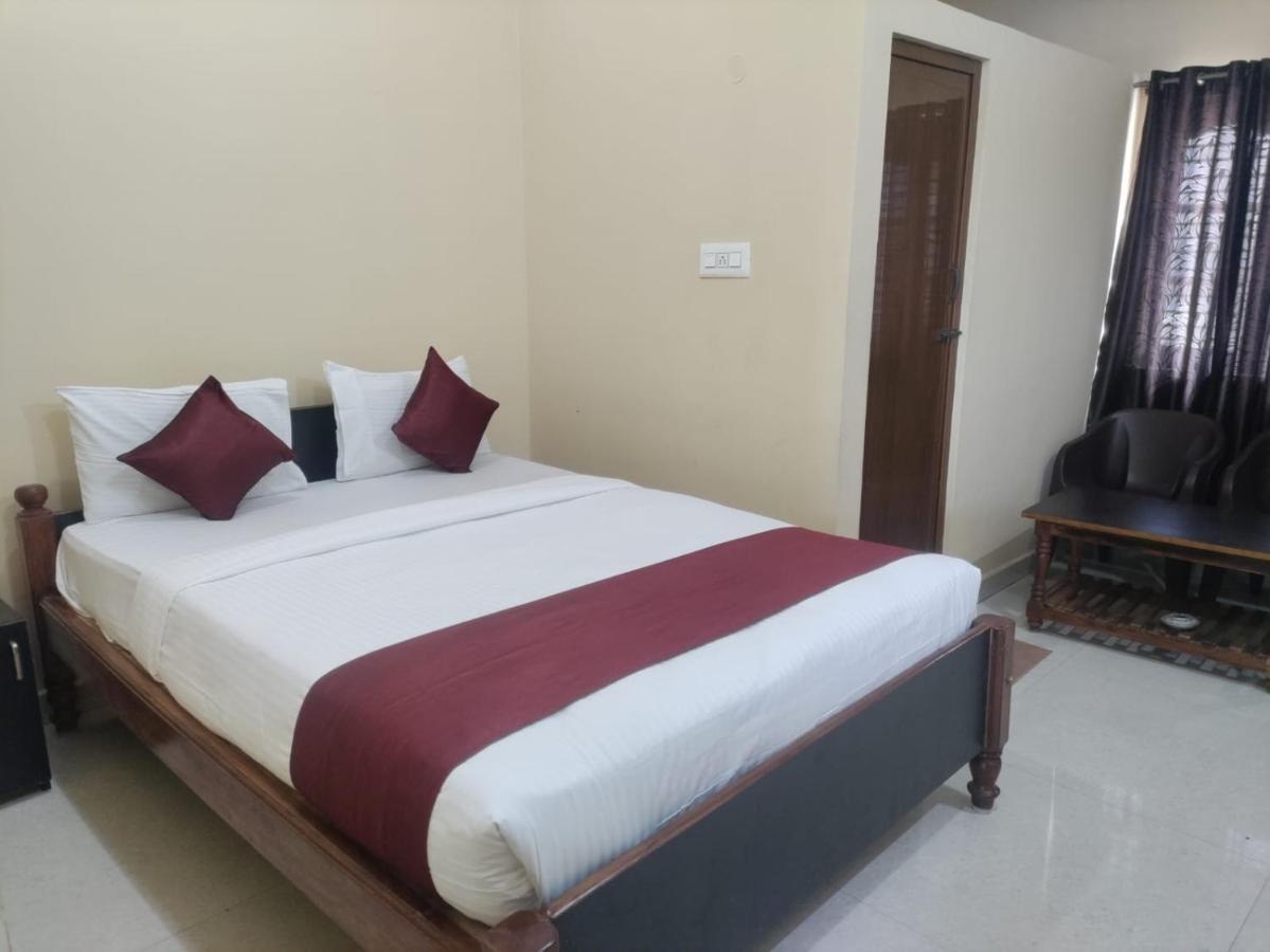 Vrs Residency Hotell Mysore Exteriör bild