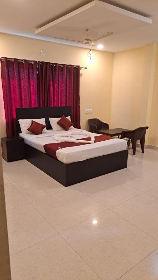 Vrs Residency Hotell Mysore Exteriör bild