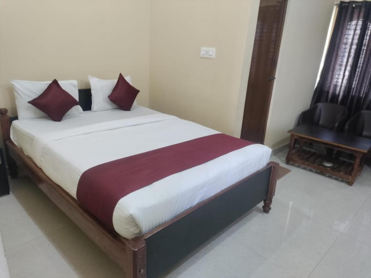 Vrs Residency Hotell Mysore Exteriör bild