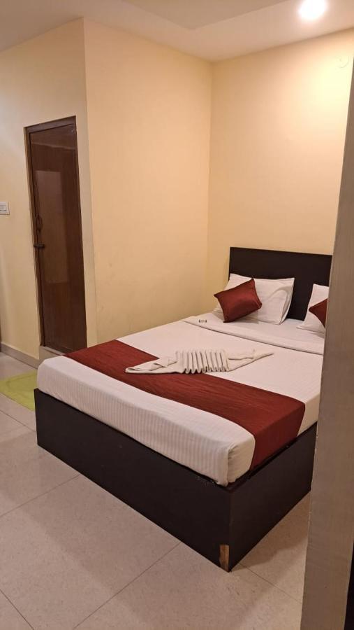 Vrs Residency Hotell Mysore Exteriör bild