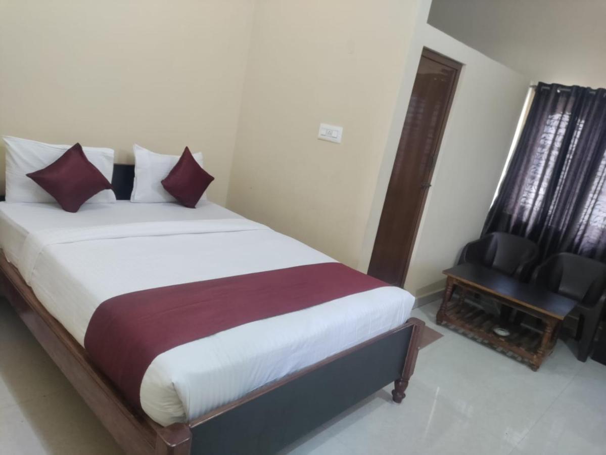 Vrs Residency Hotell Mysore Exteriör bild