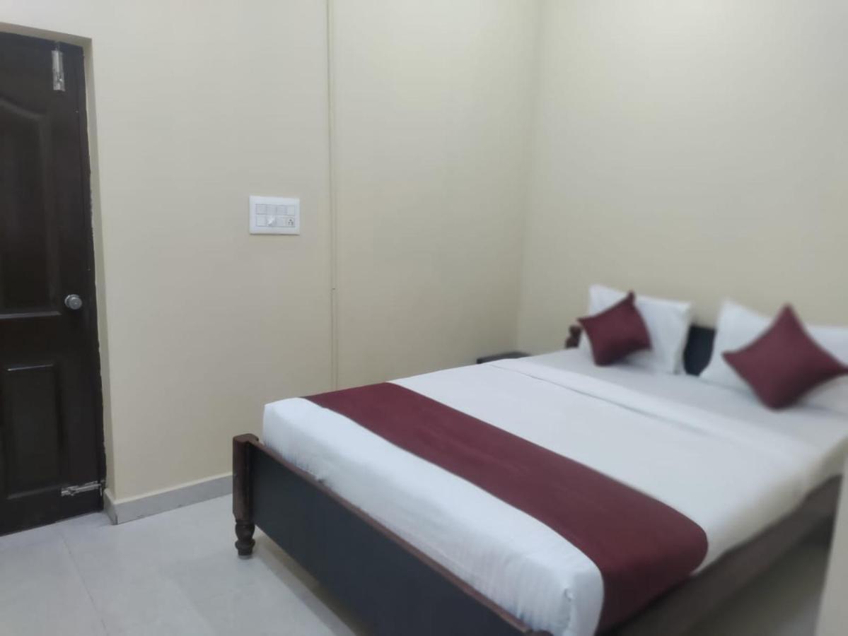 Vrs Residency Hotell Mysore Exteriör bild